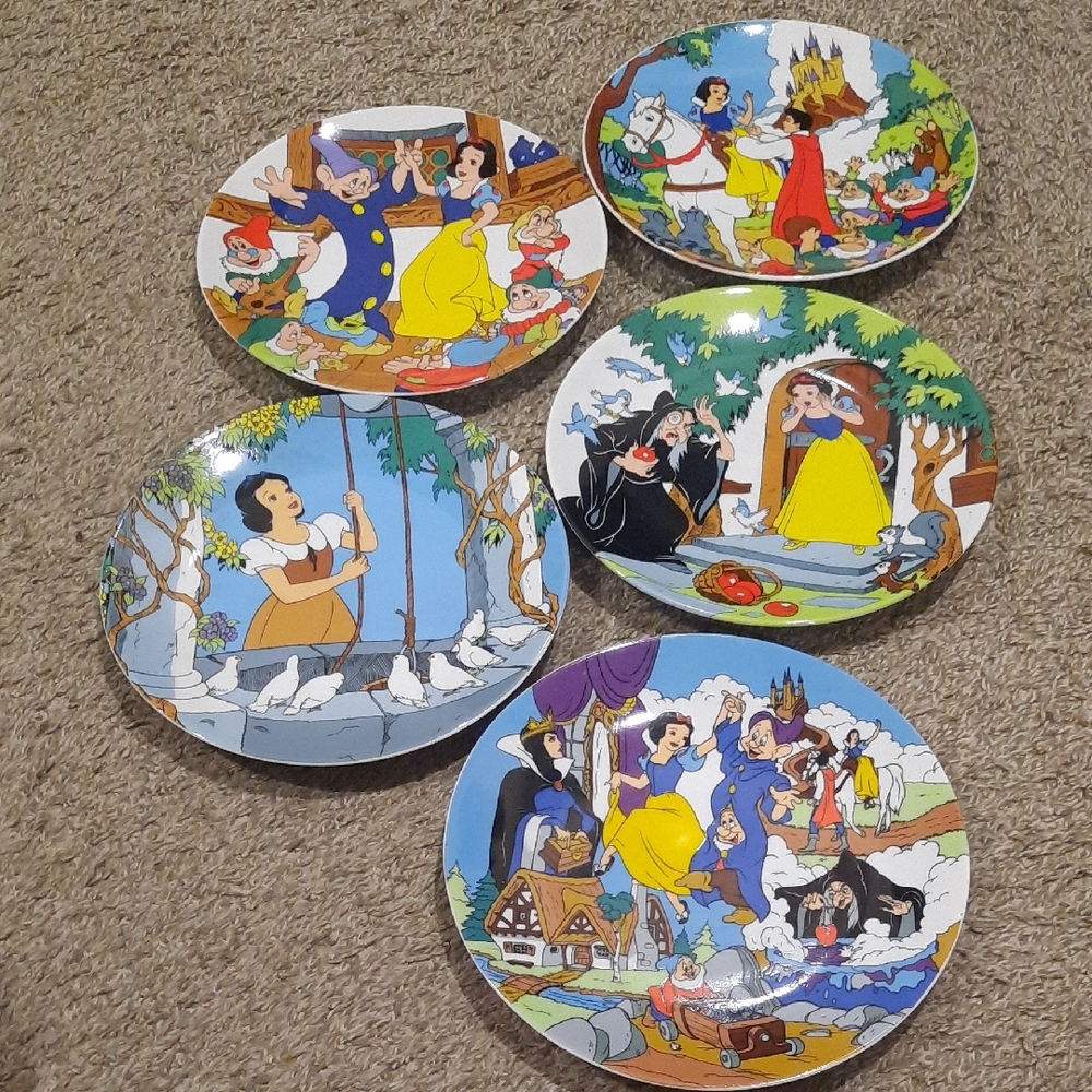 Disney Snow White Collectible Plates - Multicolor